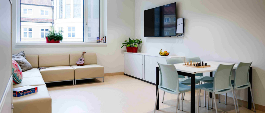 medbo Kinder- und Jugendpsychiatrie Weiden - Aufenthaltsraum auf Station (Frank Hübler | medbo)