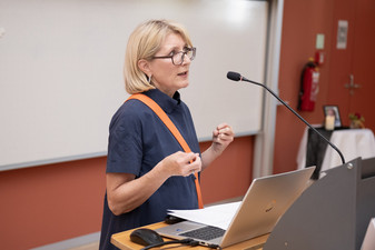 Rede von Claudia Weidner, Vorsitzende des Vereins Zweites Leben e.V.: "Ohne Dr. Weber gäb es diesen Verein nicht"(c) medbo KU | Tenberge-Holzer