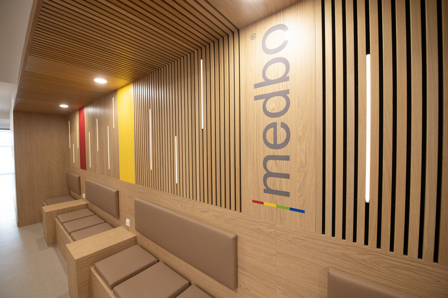 Einladender Wartebereich im neuen Zentrum für Psychosomatik und Psychiatrie in Parsberg © medbo KU / Katharina Tenberge-Holzer