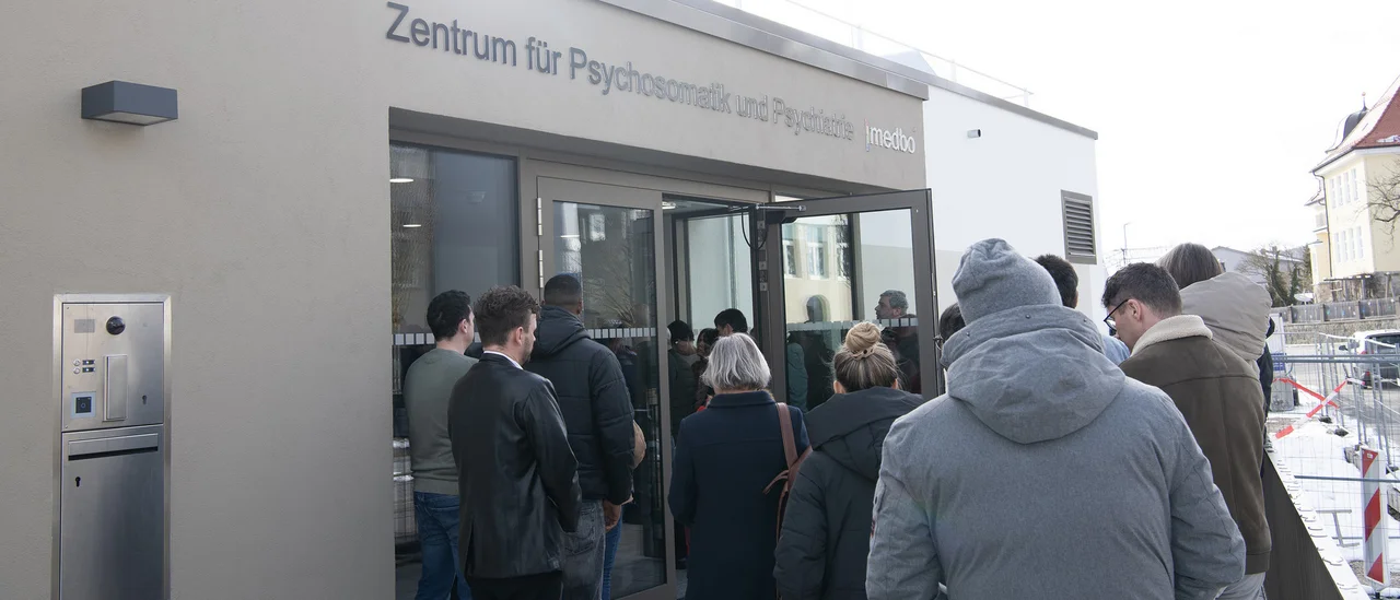 Netzwerk vor Ort: Zur Eröffnung füllt sich die neue Klinik mit zahlreichen Gästen. Neben Vertretern aus Politik, Versorgung und Forschung sind auch zahlreiche künftige Mitarbeitende dabei. © medbo KU / Katharina Tenberge-Holzer