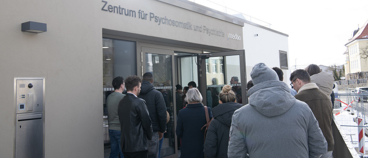 Netzwerk vor Ort: Zur Eröffnung füllt sich die neue Klinik mit zahlreichen Gästen. Neben Vertretern aus Politik, Versorgung und Forschung sind auch zahlreiche künftige Mitarbeitende dabei. © medbo KU / Katharina Tenberge-Holzer