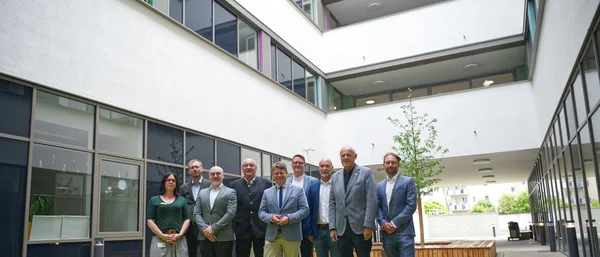 Tauschten über das neue Versorgungsangebot der medbo Klinik für Kinder- und Jugendpsychiatrie Weiden aus: Bezirkstagspräsident Franz Löffler (4.v.l.) und Oberbürgermeister Dr. Benjamin Zeitler (mitte) mit (v.l.n.r.) Bereichsleiterin Pflege- und Erziehungsdienst Susanne Siegert, Chefarzt David Aue, Diensstellenleiter Nordoberpfalz Stefan Günther, Ärztlicher Direktor der Klinik für Kinder- und Jugendpsychiatrie Amberg | Cham | Weiden Dr. Christian Rexroth, Leitung Patienten- und Pflegemanagement Peter Jedlicka, Bezirkstagsvizepräsident Lothar Höher und leitender Oberarzt Dr. Tobias Sporrer Bildautor: medbo KU / Johannes Müller.