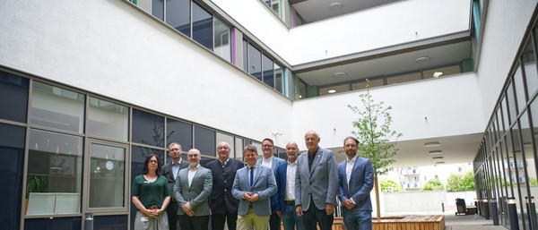 Tauschten über das neue Versorgungsangebot der medbo Klinik für Kinder- und Jugendpsychiatrie Weiden aus: Bezirkstagspräsident Franz Löffler (4.v.l.) und Oberbürgermeister Dr. Benjamin Zeitler (mitte) mit (v.l.n.r.) Bereichsleiterin Pflege- und Erziehungsdienst Susanne Siegert, Chefarzt David Aue, Diensstellenleiter Nordoberpfalz Stefan Günther, Ärztlicher Direktor der Klinik für Kinder- und Jugendpsychiatrie Amberg | Cham | Weiden Dr. Christian Rexroth, Leitung Patienten- und Pflegemanagement Peter Jedlicka, Bezirkstagsvizepräsident Lothar Höher und leitender Oberarzt Dr. Tobias Sporrer Bildautor: medbo KU / Johannes Müller.