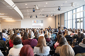 350 Personen kamen zum interdisziplinären Fachtag Schulabsentismus nach Weiden © 2025 medbo KU / K. Tenberge-Holzer