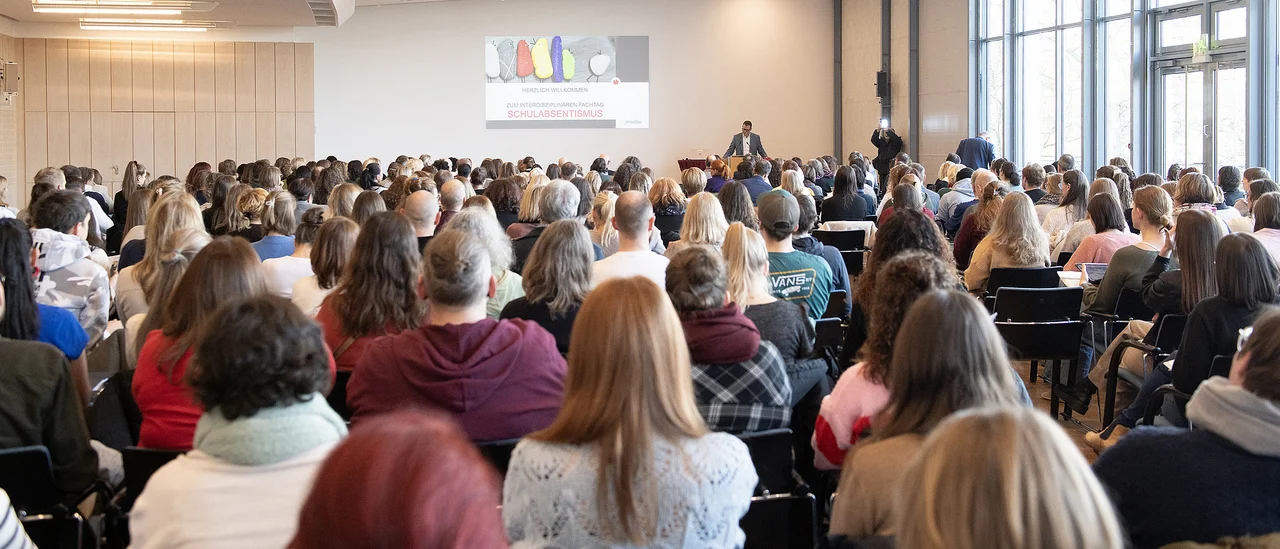 350 Personen kamen zum interdisziplinären Fachtag Schulabsentismus nach Weiden © 2025 medbo KU / K. Tenberge-Holzer