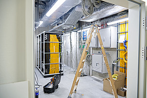 Auch hinter den Wänden entsteht moderne Infrastruktur: Der Technikraum der Klinik kurz vor Fertigstellung. (c) medbo KU – Johannes Müller