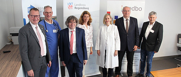 Klinikdirektor Martin Rederer, Dr. med. Stefan Hundt, Ärztlicher Direktor Kreisklinik Wörth a.d. Donau, medbo Vorstand Dr. Helmut Hausner, Landrätin Tanja Schweiger, medbo Fachärztin für Neurologie Dr. med. Elisabeth Torka, Bezirkstagspräsident Franz Löffler und MVZ Beauftragter Josef Roider.  Bildautor: medbo/Lissy Höller ________________________________________