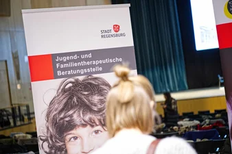 Infostand der Stadt Regensburg am „Markt der Möglichkeiten“ des Fachtags in Weiden. (c) medbo KU - Johannes Müller