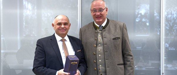 Bezirkstagspräsident Franz Löffler (re.) wollte es sich nicht nehmen lassen, dem Direktor Wirtschaft und Finanzen Konrad Kastner vor dem offiziellen Ruhestandseintritt seinen Dank und höchsten Respekt auszusprechen. (c) medbo KU / Johannes Müller