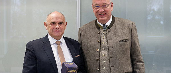 Bezirkstagspräsident Franz Löffler (re.) wollte es sich nicht nehmen lassen, dem Direktor Wirtschaft und Finanzen Konrad Kastner vor dem offiziellen Ruhestandseintritt seinen Dank und höchsten Respekt auszusprechen. (c) medbo KU / Johannes Müller