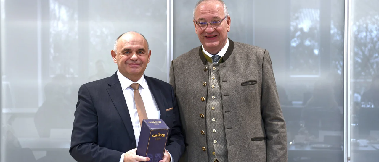 Bezirkstagspräsident Franz Löffler (re.) wollte es sich nicht nehmen lassen, dem Direktor Wirtschaft und Finanzen Konrad Kastner vor dem offiziellen Ruhestandseintritt seinen Dank und höchsten Respekt auszusprechen. (c) medbo KU / Johannes Müller