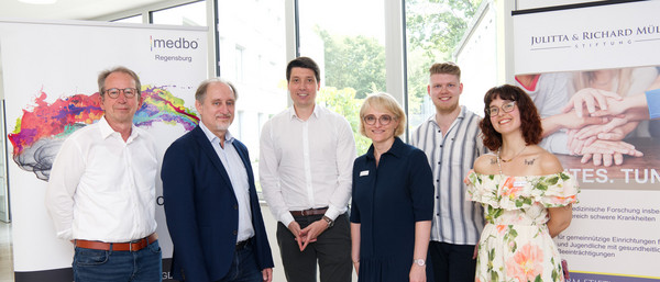 Gruppenbild (v.l.n.r.): Prof. Romuald Brunner (Inhaber des Lehrstuhls für Kinder- und Jugendpsychiatrie der Universität Regensburg), Prof. Thomas Baghai (medbo Direktor Medizinische Leistungen & stellvertretender Vorstand der medbo), Dr. Robert Eirich  (Vorstand der Julitta und Richard Müller Stiftung), Prof. Stephanie Kandsperger (kommissarische Ärztliche Direktorin der medbo Klinik für Kinder- und Jugendpsychiatrie), Dr. Maximilian Niebler (wissenschaftlicher Mitarbeiter und Assistenzarzt der medbo Klinik für Kinder- und Jugendpsychiatrie) und Privat-Dozentin Dr. Irina Javers (wissenschaftliche Mitarbeiterin am Lehrstuhl für Kinder- und Jugendpsychiatrie) (c) medbo KU / Katharina Tenberge-Holzer