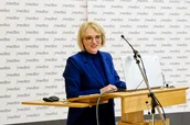 Chefärztin Priv.-Doz. Dr. med. Stephanie Kandsperger tritt die Nachfolge von Prof. Dr. Brunner an – und würdigt in ihrer Rede seine Rolle als Mentor. (c) medbo KU / Johannes Müller