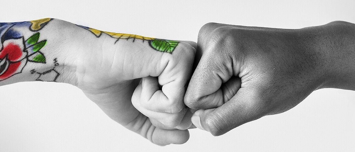 Fistbump (rawpixel/iStock)