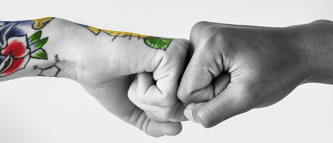 Fistbump (rawpixel/iStock)