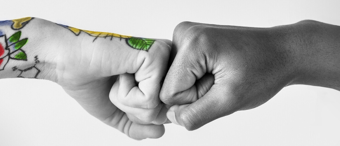 Fistbump (rawpixel/iStock)