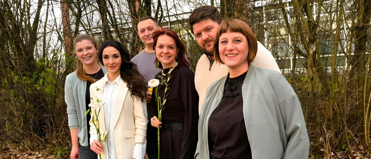 Teamfoto der Zentralen Notaufnahme Regensburg mit drei Absolvent:innen der Fachweiterbildung Notfallpflege.