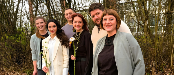 Teamfoto der Zentralen Notaufnahme Regensburg mit drei Absolvent:innen der Fachweiterbildung Notfallpflege.