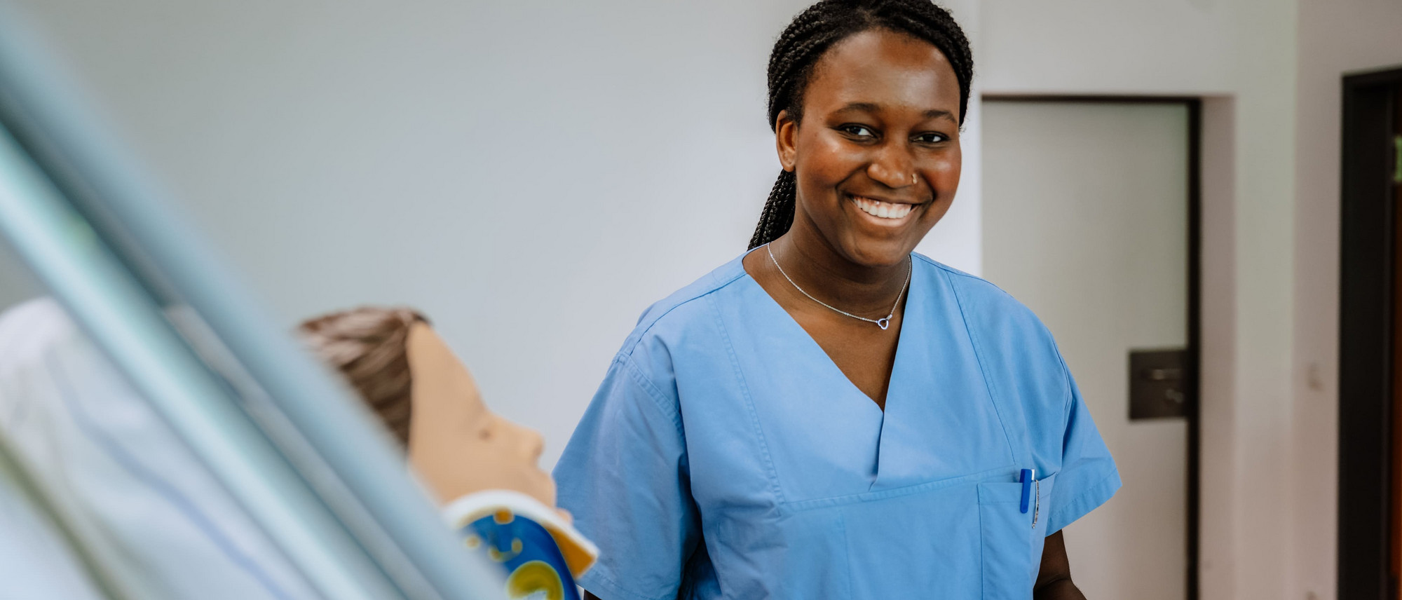 Am Patientenbett im Skills Lab der medbo Pflegeschulen (medbo KU | Frank Huebler)