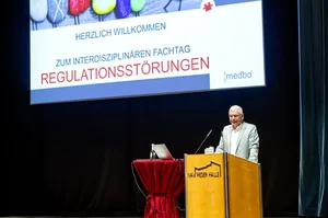 Leiter des ZBFS-Bayerisches Landesjugendamt Dr. Harald Britze spricht beim Fachtag „Regulationsstörungen“ in Weiden. (c) medbo KU - Johannes Müller