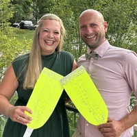 "In meinen vorherigen Berufen fehlte mir die Sinnhaftigkeit.“ Stefan Fichtner, 39 Jahre aus Kallmünz hat vier Kinder. Er stößt mit seiner Frau Stefanie auf das erfolgreiche Examen an. Bild: medbo KU / Laura Maiar