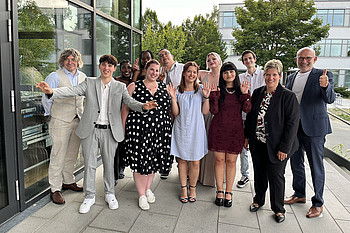 Gruppenfoto medbo Pflegeschulen Absolventen Pflegefachhelfer - Juli 2024