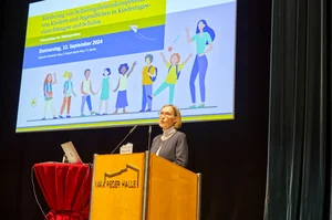 Prof. Dr. Sabine Walper stellt beim Fachtag in Weiden die Leopoldina-Stellungnahme zu Selbstregulationskompetenzen vor. (c) medbo KU - Johannes Müller