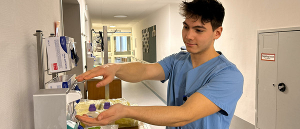 Pflegeazubi Felix Sandner auf Station 14a (medbo | Astrid Herzog)