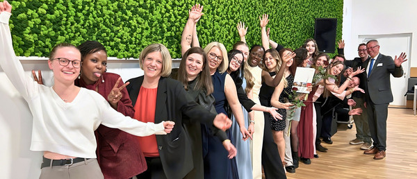 Die frisch examinierten Pflegekräfte der medbo Pflegeschulen feiern das bestandene Examen. © medbo KU / Susanna Haselbeck