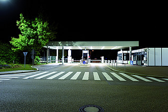 In der Nacht - Werkstor (Katharina Tenberge-Holzer)