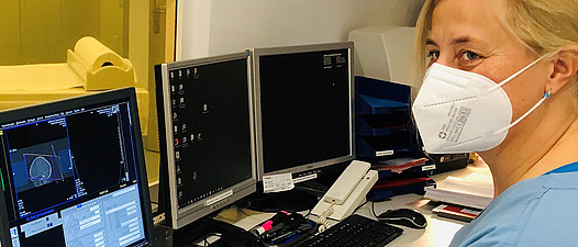 MTRA Karin Grötsch am CT (medbo | Astrid Herzog)