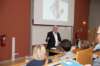 Bezirkstagspräsident Franz Löffler spricht über den verstorbenen Dr. Gerhard Weber (c) medbo KU | Tenberge-Holzer