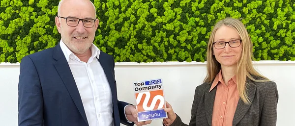 medbo Personaldirektor Horst Meisinger und die Leiterin der Personalabteilung Borgia Zizler freuen sich über Auszeichnung der medbo als Top Company 2023. Bild: medbo KU / Kerstin Erbrich