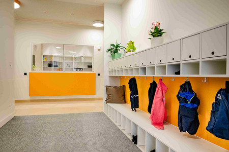 medbo Kinder- und Jugendpsychiatrie Weiden - Tagesklinik Kleinkinder Garderobe mit Stützpunkt (Frank Hübler | medbo)