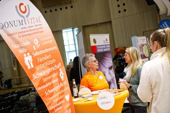 Infostand von Donum Vitae am „Markt der Möglichkeiten“ des Fachtags in Weiden. (c) medbo KU - Johannes Müller