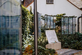 Seit 2016 erinnert Denkmal an die Opfer der T4-Aktion. Kleine Spiegel zwischen den Portraitbildern der Opfer haben eine simple aber zentrale Botschaft: Alle Menschen sind gleich. © medbo KU / Frank Hübler