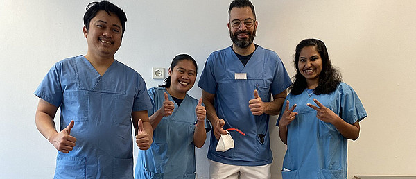 Die philippinischen Pflegekräfte Mark Buslon und Maria Castillo mit Stationsleitung Christian Münz (aus Lupburg) und Pflegekraft Mathew Aleena, die aus Indien zur medbo kam | Bild: medbo KU / Kerstin Erbrich