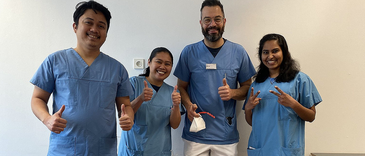 Die philippinischen Pflegekräfte Mark Buslon und Maria Castillo mit Stationsleitung Christian Münz (aus Lupburg) und Pflegekraft Mathew Aleena, die aus Indien zur medbo kam | Bild: medbo KU / Kerstin Erbrich