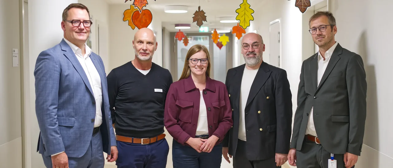 MdL Nicole Bäumler (Mitte) im Gespräch mit (v.l.n.r.) dem Ärztlichen Direktor Dr. Christian Rexroth, Leitung Patienten- und Pflegemanagement Peter Jedlicka, Diensstellenleiter Wöllershof & Weiden Stefan Günther und Chefarzt David Aue beim Besuch der neuen medbo-KJP Weiden. Dabei wurden das umfassende Behandlungsangebot und die besonderen räumlichen sowie therapeutischen Konzepte der Klinik vorgestellt. © medbo KU / Johannes Müller