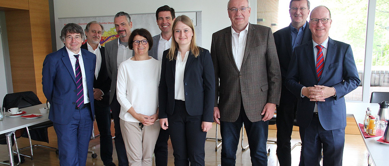 Von links nach rechts: medbo Vorstand Dr. Dr. Helmut Hausner, Medizinischer Direktor der medbo Prof. Thomas Baghai, Roland Schusser AOK Bayern, CSU Kandidaten Rita Blümel, Patrick Gossmann, Katharina Schmaus, Bezirkstagspräsident Franz Löffler, Chefarzt Michael Ziereis und Ärztlicher Direktor Professor Rainer Rupprecht. Bild: medbo KU / Lissy Höller