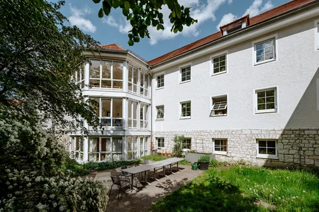 Psychiatrische Tagesklinik HAUS 13 BKR Hinterhof (Frank Hübler | medbo)