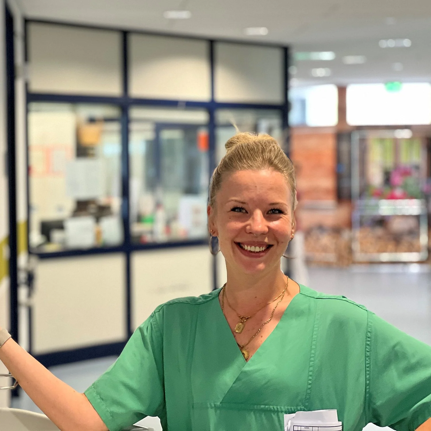 Portrait von Aghata, Gesundheits- und Krankenpflegerin in der Altersmedizin