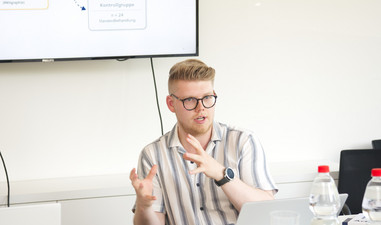 Praxisnaher Ansatz: Dr. Maximilian Niebler erklärt Bausteine der Intervention – von festen Schlafenszeiten bis zu realistischen Abendroutinen für Jugendliche und Eltern. (c) medbo KU / Katharina Tenberge-Holzer