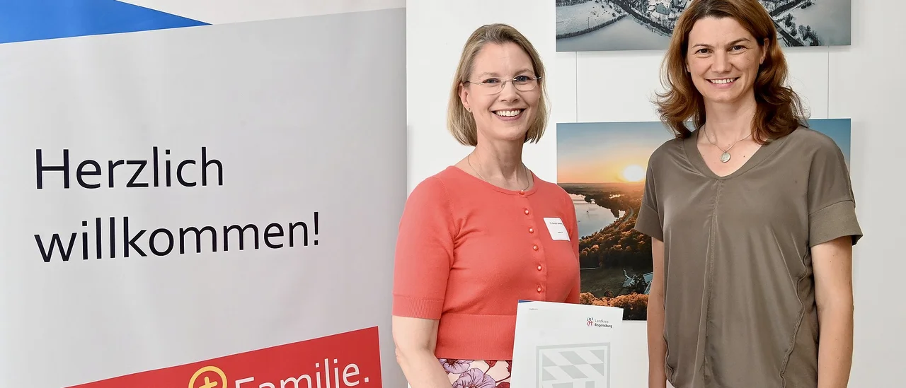 Im Bild: Dr. Kerstin Geserer (links), medbo Gleichstellungsbeauftragte und Ansprechpartnerin "Beruf & Familie" bei der Preisübergabe mit Landrätin Tanja Schweiger. Bildautor: H.C. Wagner