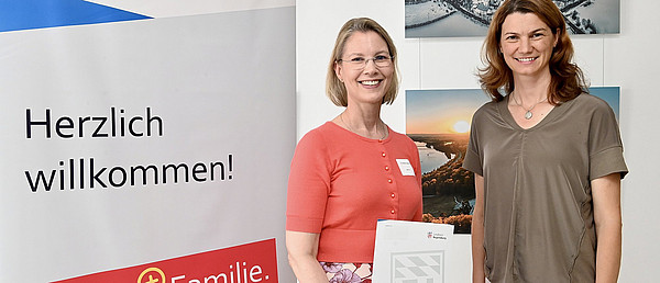 Im Bild: Dr. Kerstin Geserer (links), medbo Gleichstellungsbeauftragte und Ansprechpartnerin "Beruf & Familie" bei der Preisübergabe mit Landrätin Tanja Schweiger. Bildautor: H.C. Wagner