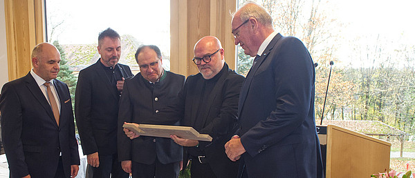 (v.l.n.r.) Konrad Kastner (Direktor Wirtschaft & Finanzen der medbo) und Martin Csakl (Architekturbüro Brückner & Brückner) mit Dr. Markus Wittmann (Ärztlicher Direktor des medbo Bezirksklinikums Wöllershof), Peter Brückner (Geschäftsführer Architekturbüro Brückner & Brückner) und Franz Löffler (Bezirkstagspräsident der Oberpfalz).