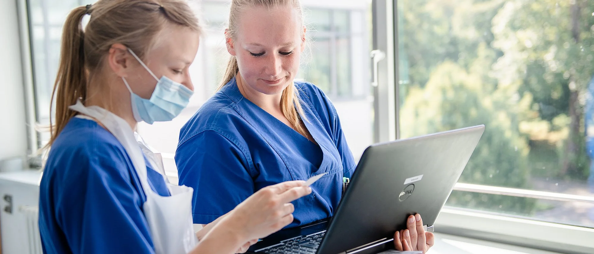 Pflegekraefte unterhalten sich_Neurologie Zukunft haben (c) Frank Huebler