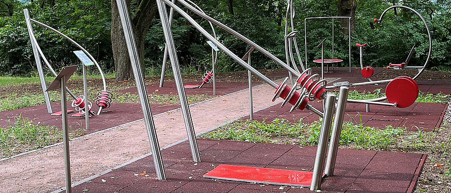 Fitnessparcours im Park Bezirksklinikum Wöllershof (Renate Neuhierl | medbo)