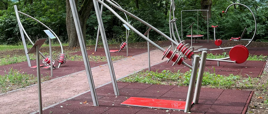 Fitnessparcours im Park Bezirksklinikum Wöllershof (Renate Neuhierl | medbo)