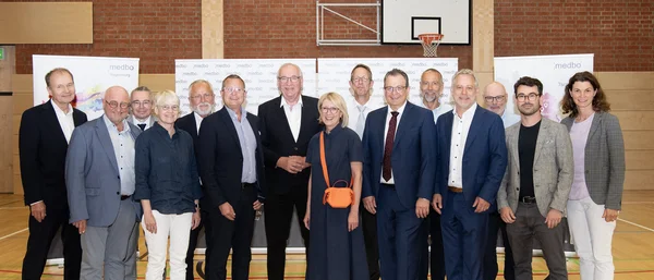 Zum medbo Fachtag „30 Jahre Neuro-Reha“ kamen viele zusammen: Personen aus der Politik, Expertinnen und Experten, Wegbegleiter und Familie von Dr. Gerhard Weber. (c) medbo KU | Tenberge-Holzer